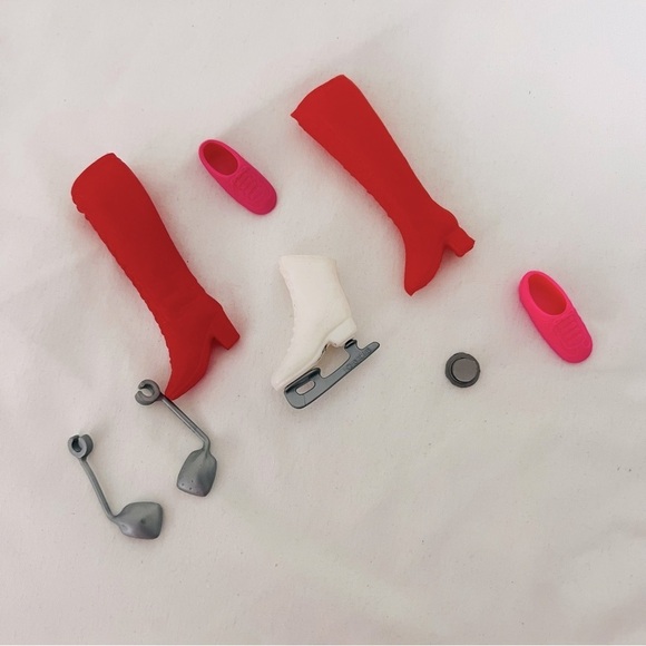 Barbie Vintage Miscellaneous Lot of Shoes, Boots & Skate Only Singles No Pairs - Picture 3 of 4